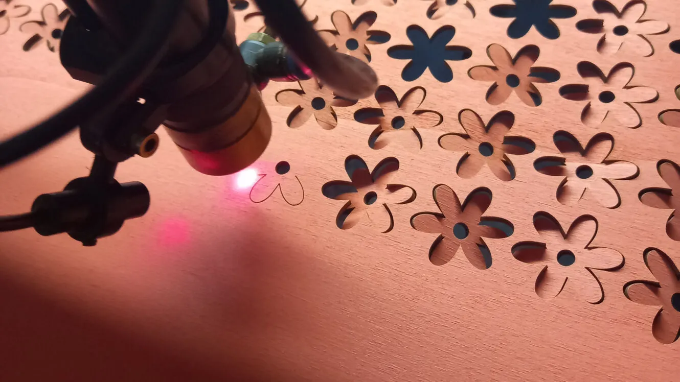 OBLIKOVANJE IN IZDELAVA NAKITA Z UPORABO LASERSKEGA IZREZA