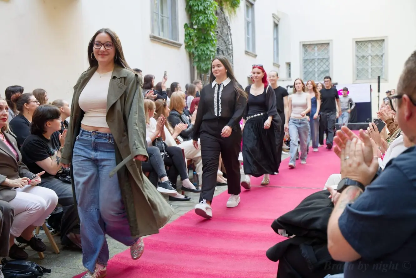 Utrinki z modne revije Moda in mladi v Mariboru