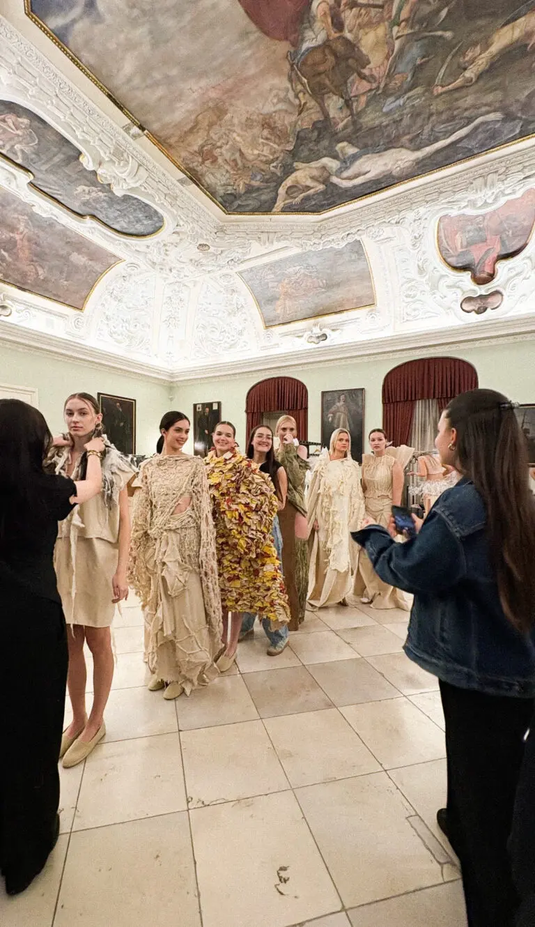 Utrinki z modne revije v Mariboru: uspešna predstavitev študentov 1. letnika smeri Moda in tekstilije