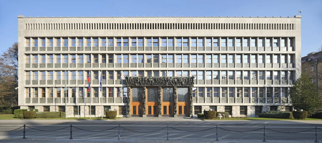 Koncept prenove večnamenskega prostora v ljubljanskem parlamentu